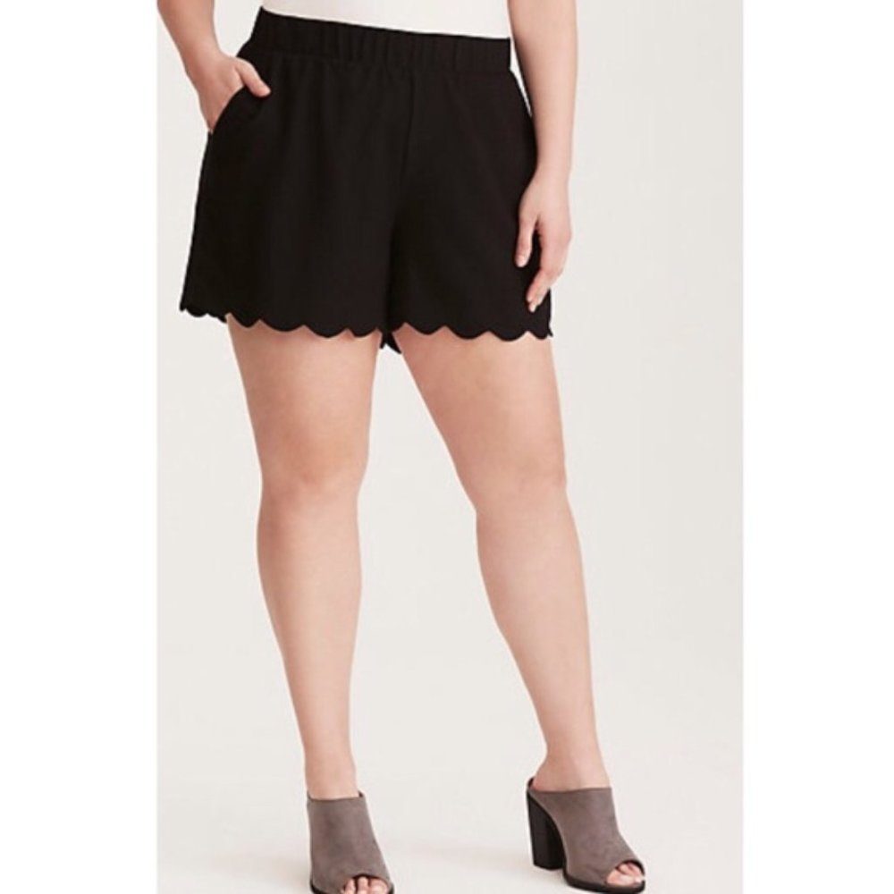 Torrid Black Scalloped Hem Shorts ~ 12 - Picture 3 of 5